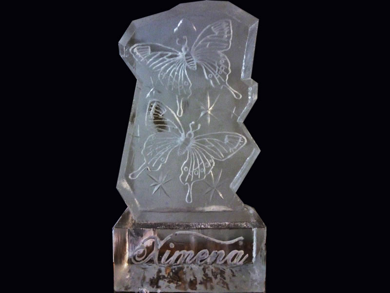 Esculturas de hielo para quince años | mariposa en hielo con nombre grabado en hielo